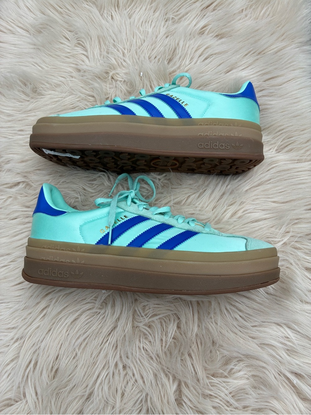 NWOT adidas GAZELLE BOLD SHOES
In Clear Mint/Lucid Blue/Gold Metallic
Size 9.5 - Picture 11 of 13